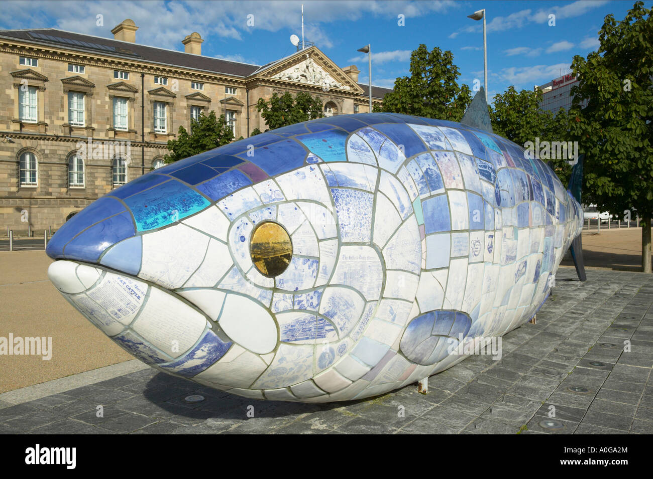 Donegall Quay, Laganside, Belfast, Irlande du Nord. La sculpture de gros poissons par John Kindness Banque D'Images