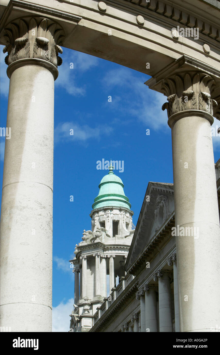 Le Cénotaphe et Belfast City Hall, l'Irlande du Nord. Banque D'Images
