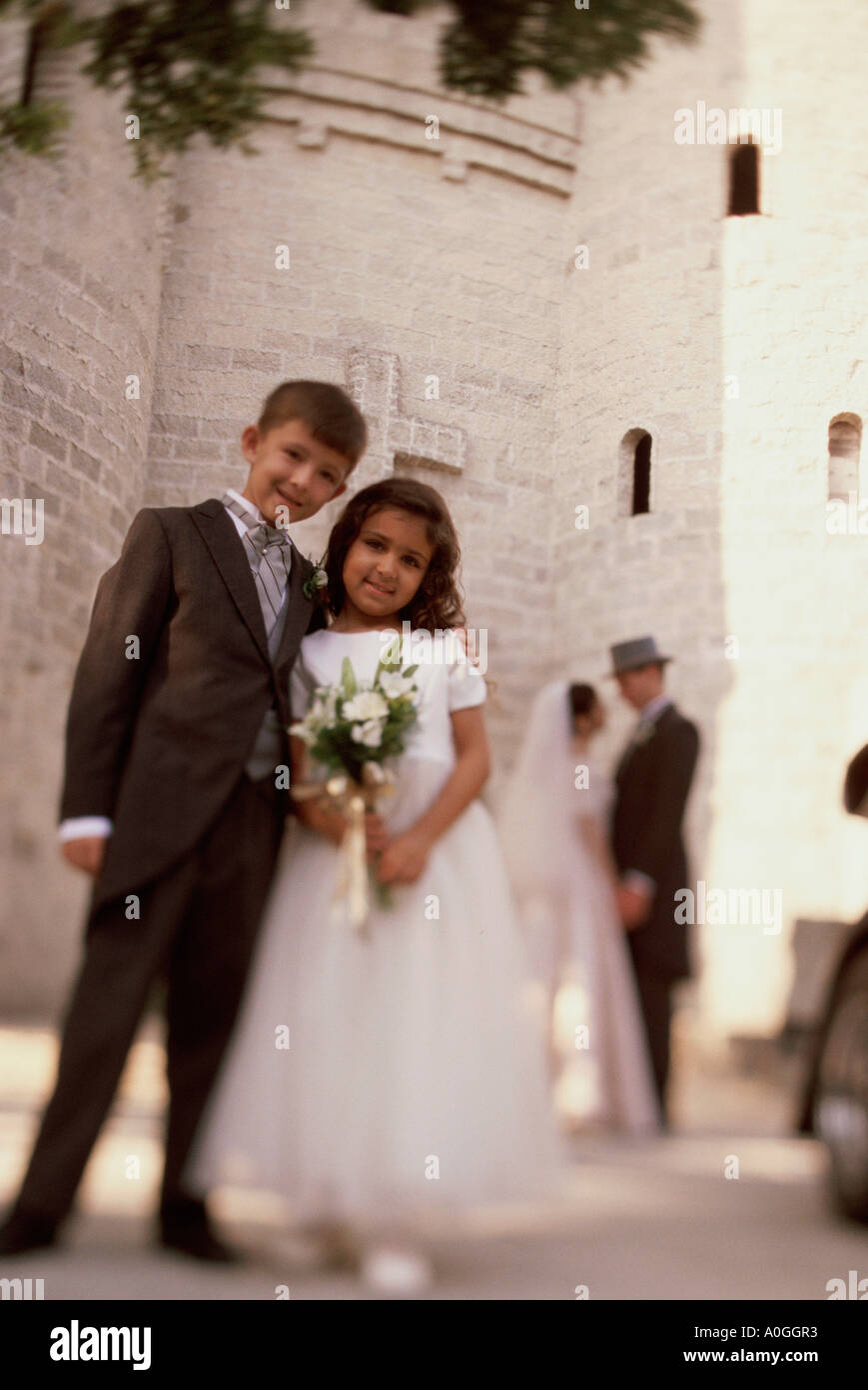 Portrait d'un porteur d'anneau et une fleur Girl standing in front of a  church Photo Stock - Alamy