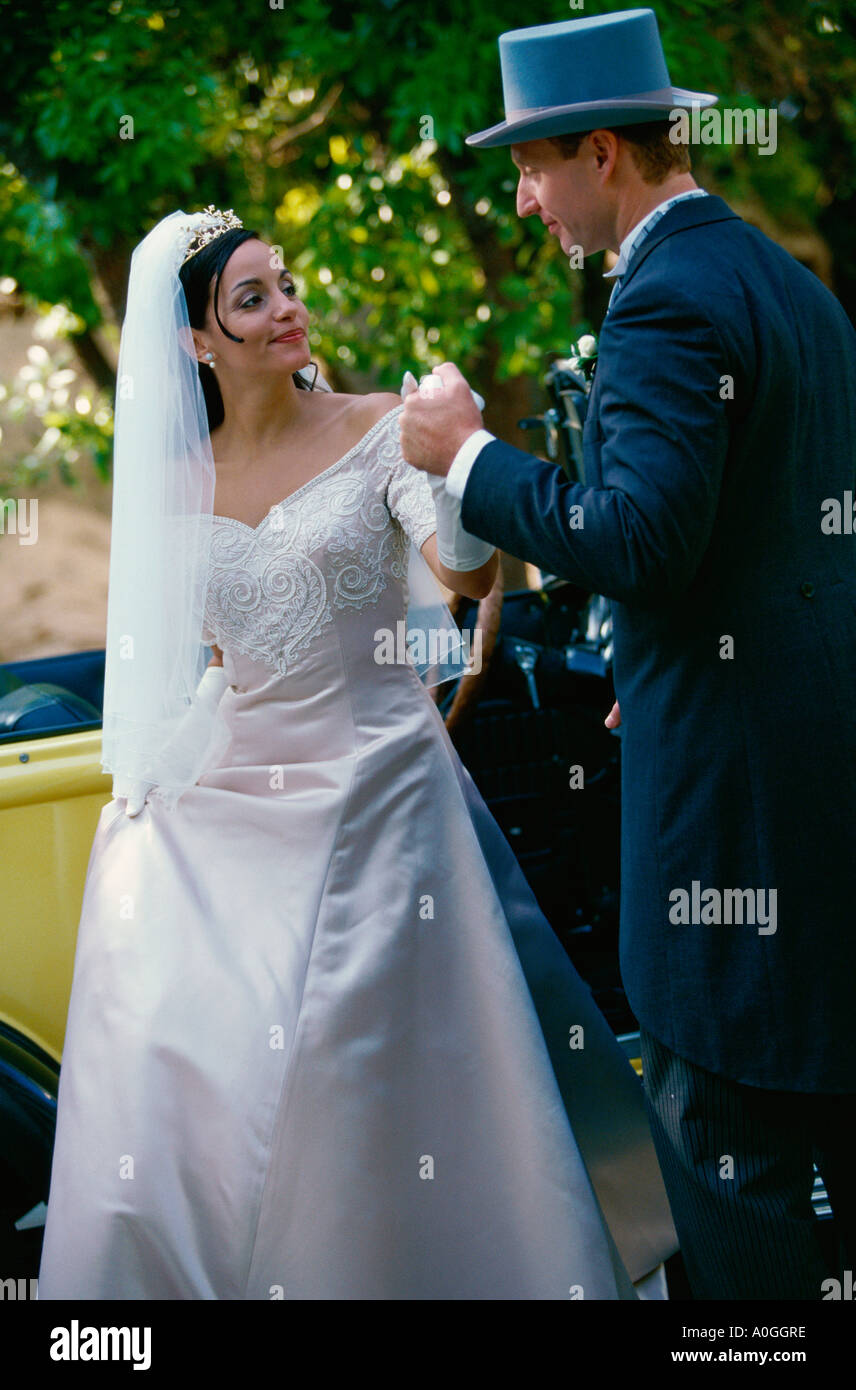 Groom holding sa main de la mariée Banque D'Images