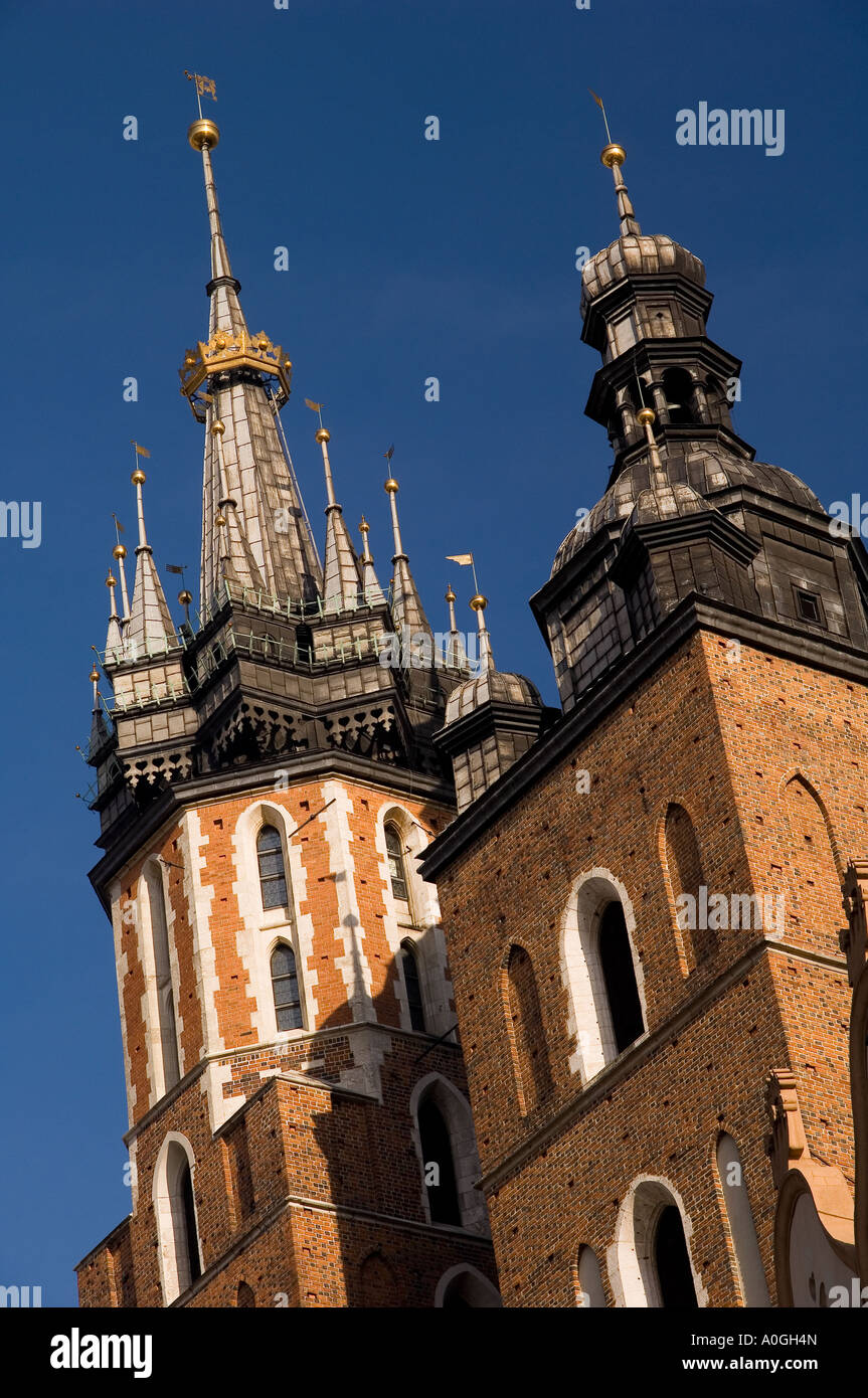 Le point de repère bien connu des deux tours de l'appariement de la Basilique Sainte-Marie, (Kosciol Mariacki), Cracovie, Pologne Banque D'Images