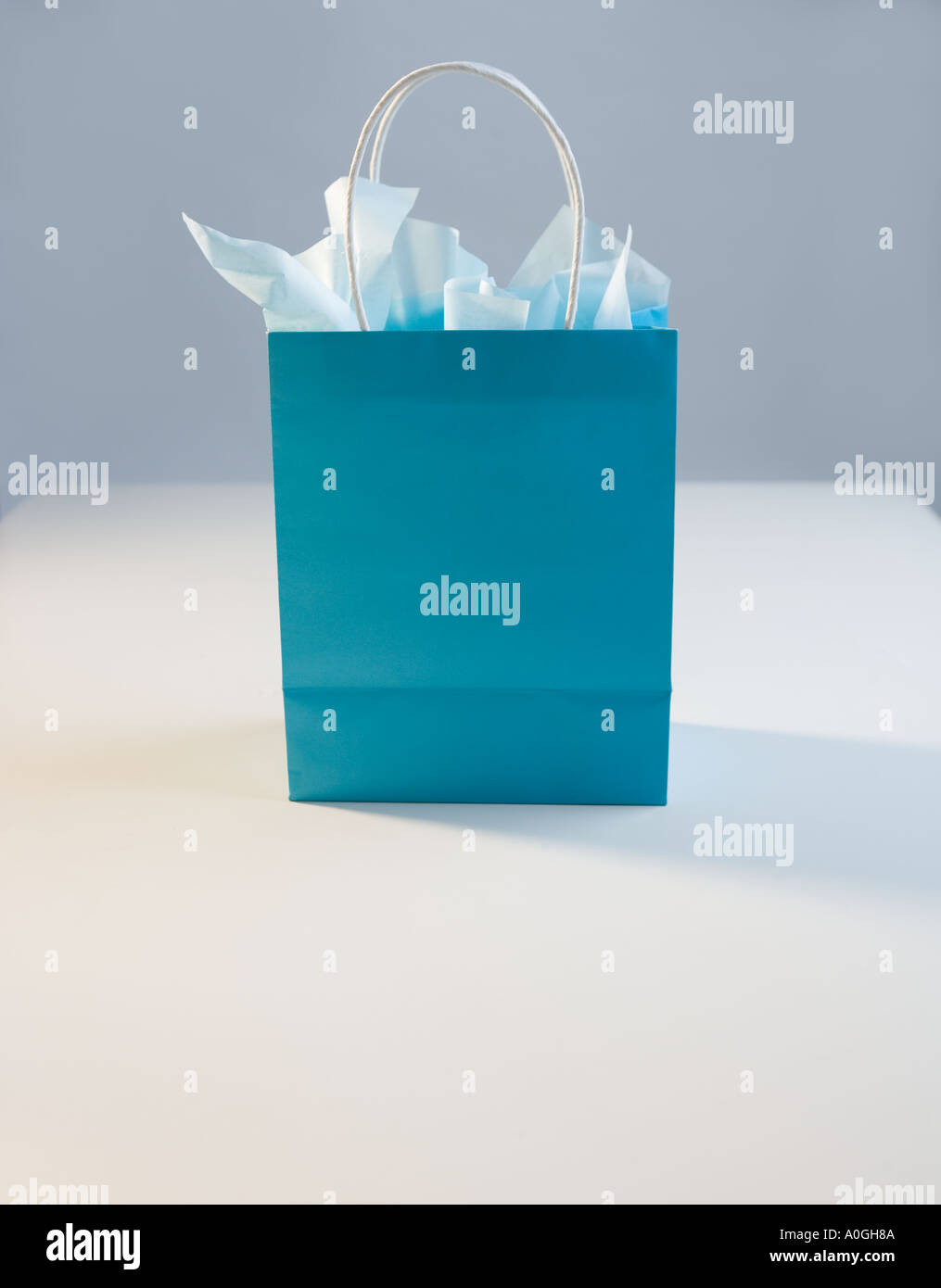 Sac cadeau bleu avec le papier de soie Photo Stock - Alamy