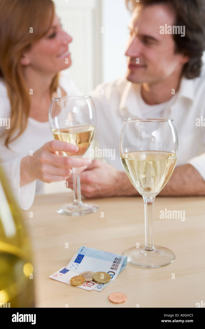 Couple enjoying wine Banque D'Images