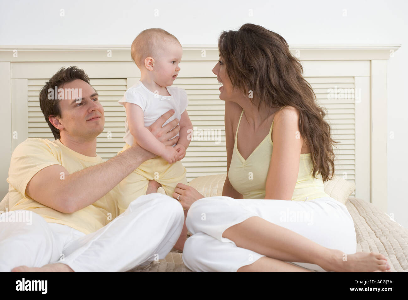 Maman Parle De Bebe Avec Papa Photo Stock Alamy