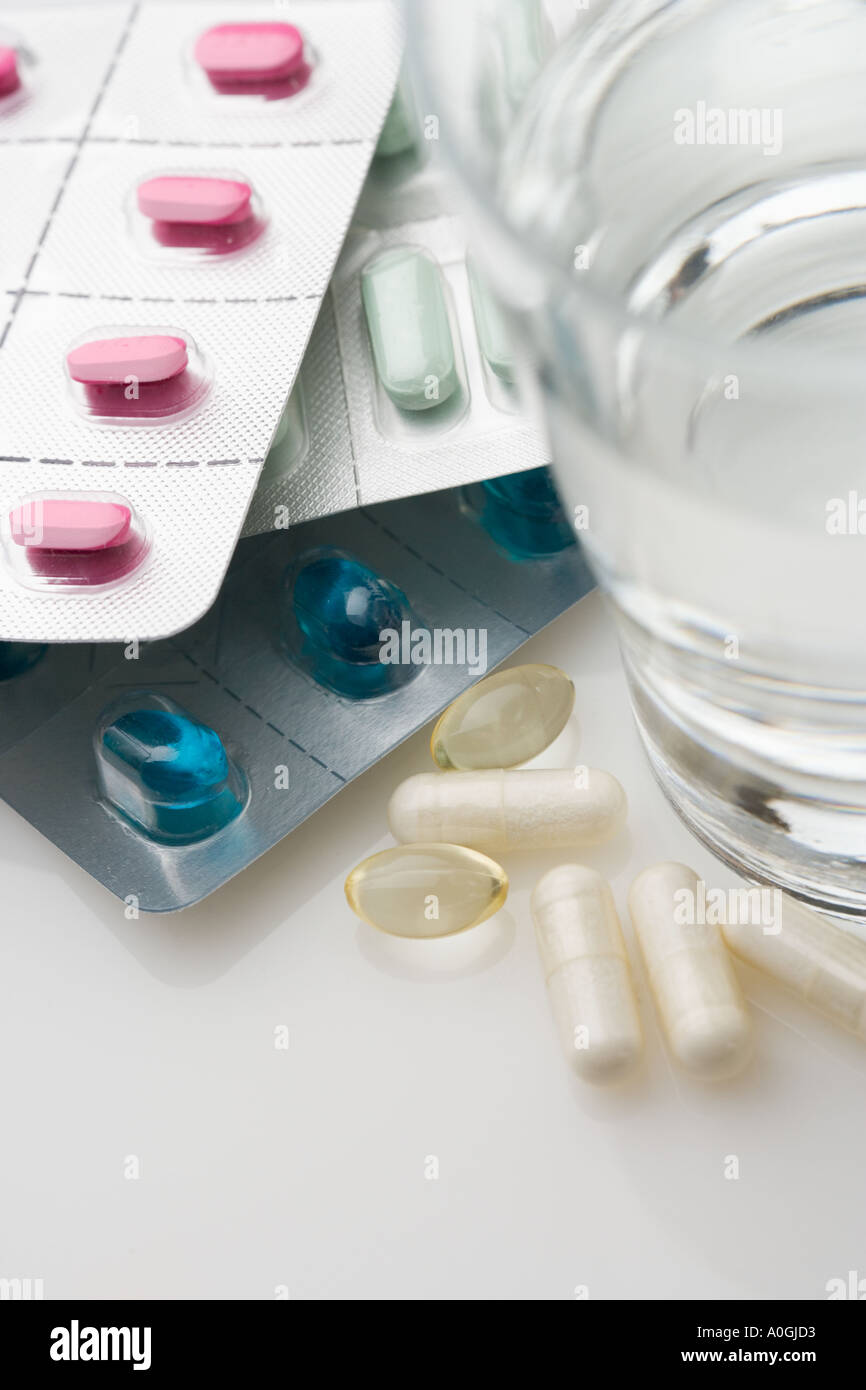 Un grand nombre de pilules en paquets avec de l'eau Banque D'Images