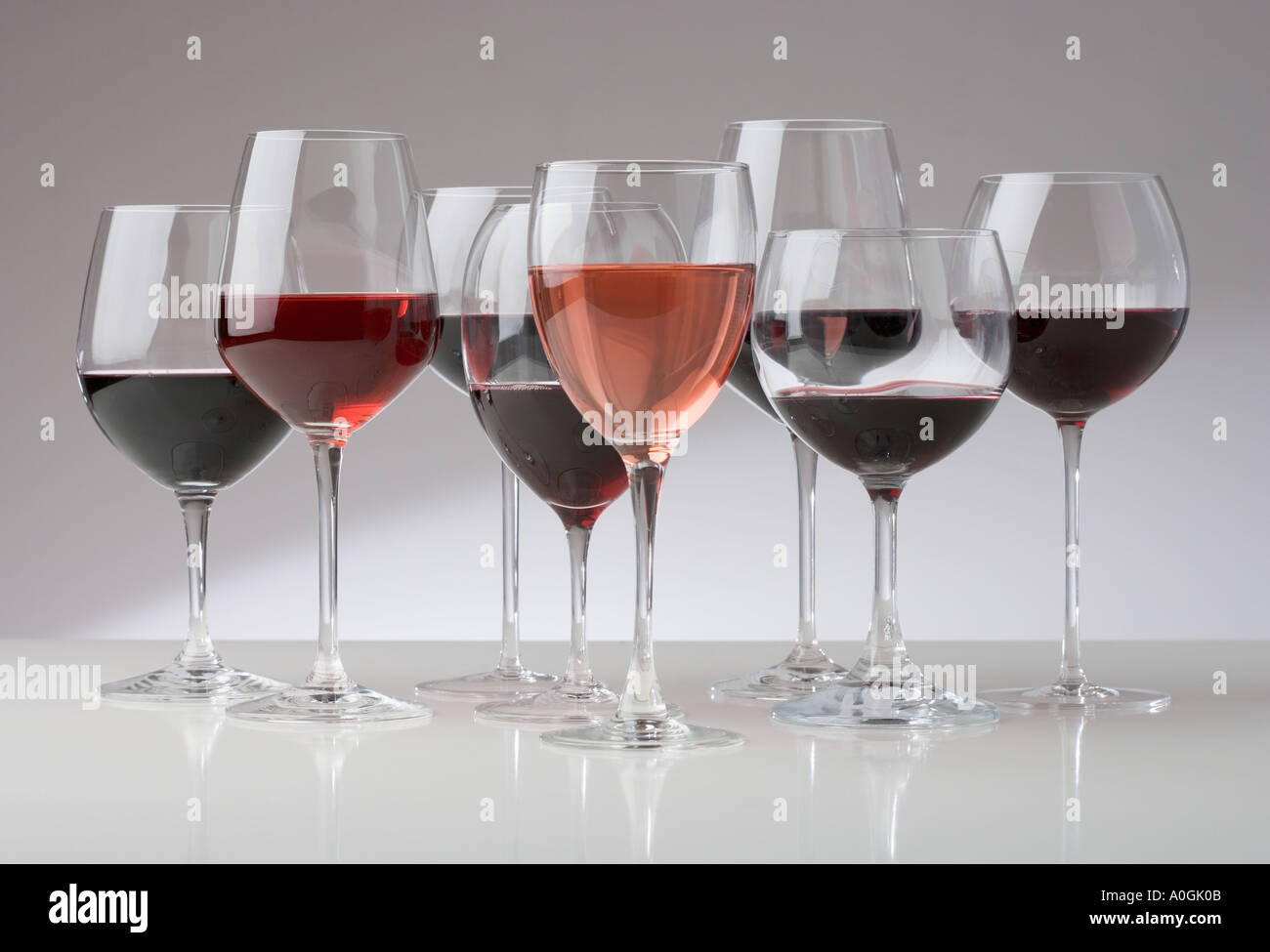 Beaucoup de verres de différents vins rouges Banque D'Images