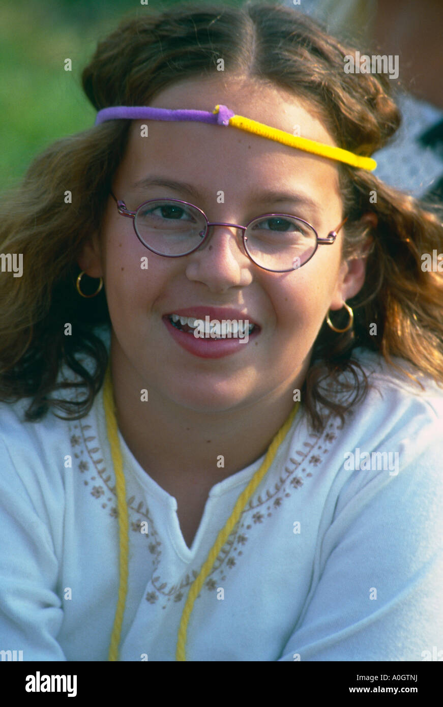 Smiling girl in white shirt Banque D'Images