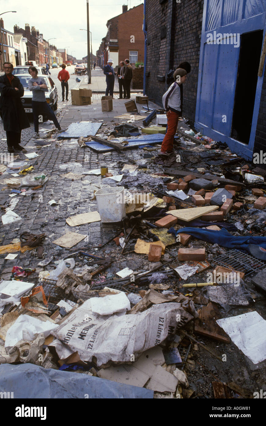 Toxteth Riot, UK 1981 le matin après une nuit d'émeutes. Le contenu d'une boutique pillée couvre la chaussée Liverpool 8 Lancashire juillet 1980s HOMER SYKES Banque D'Images