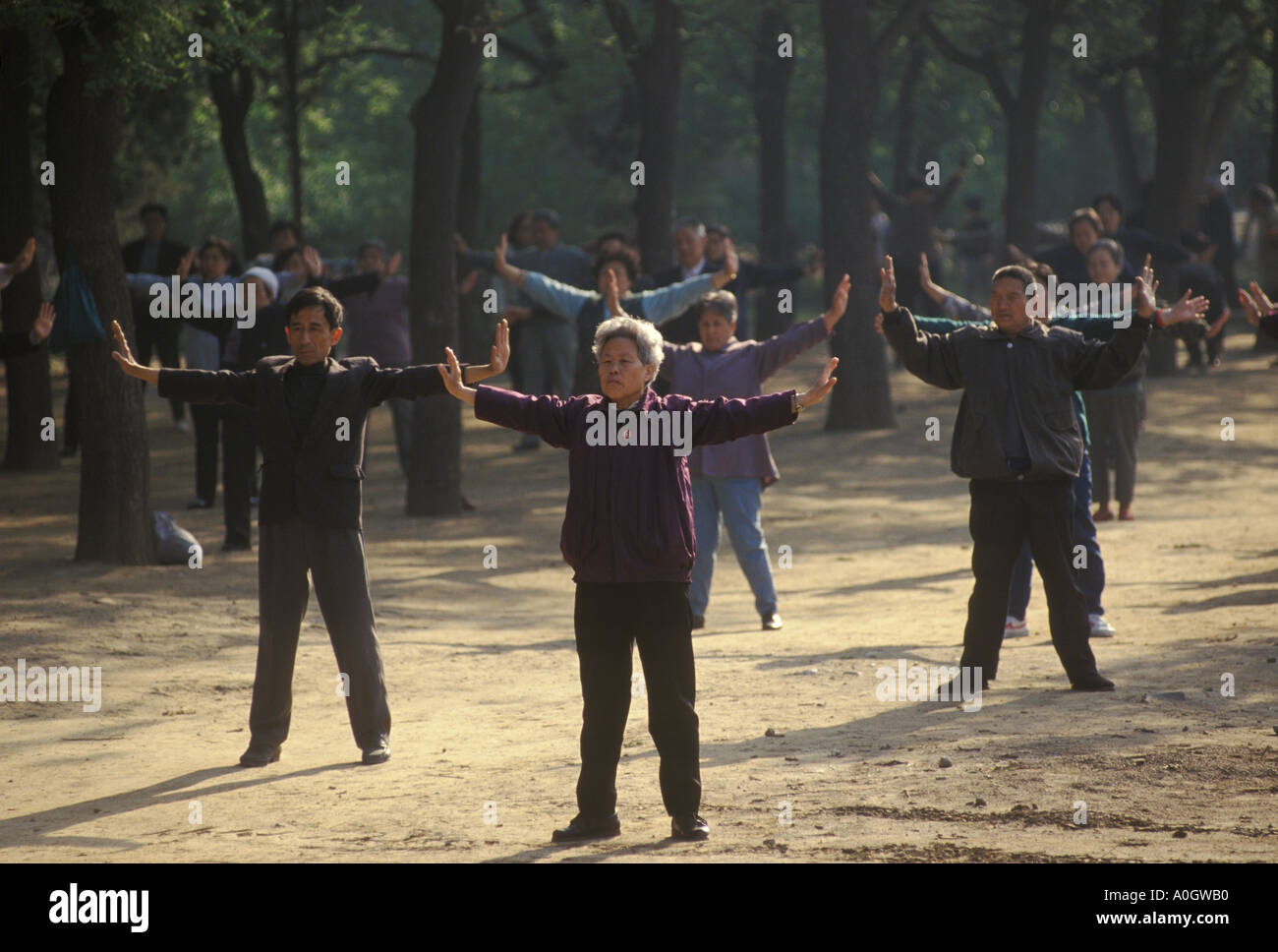 Chine années 1990 Parc Tiantan Beijing. Hommes et femmes d'âge moyen pratiquant le tai chi quotidien s'exerçant 1998 HOMER SYKES Banque D'Images