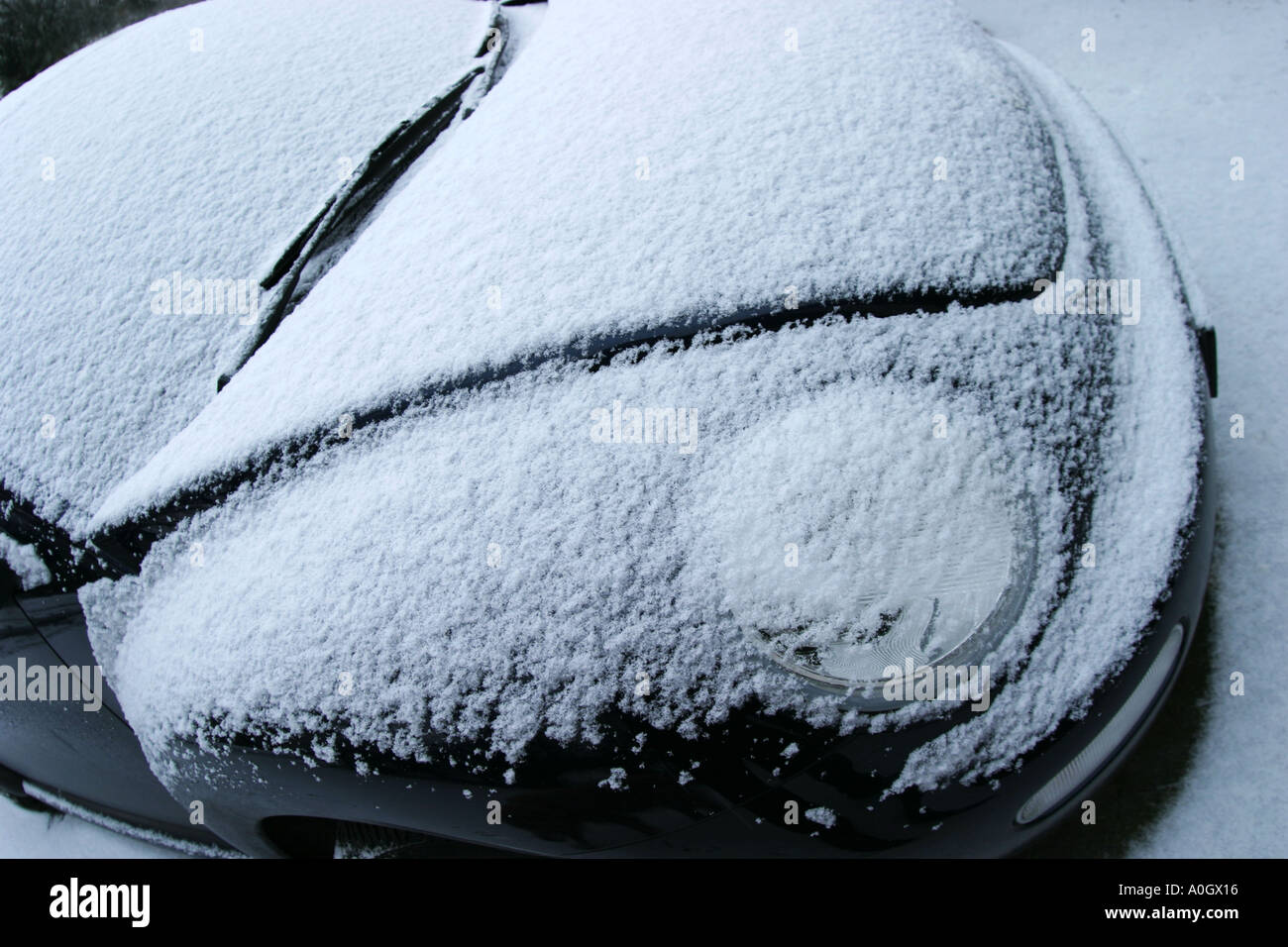 Voiture VW Coccinelle couvertes de neige Banque D'Images