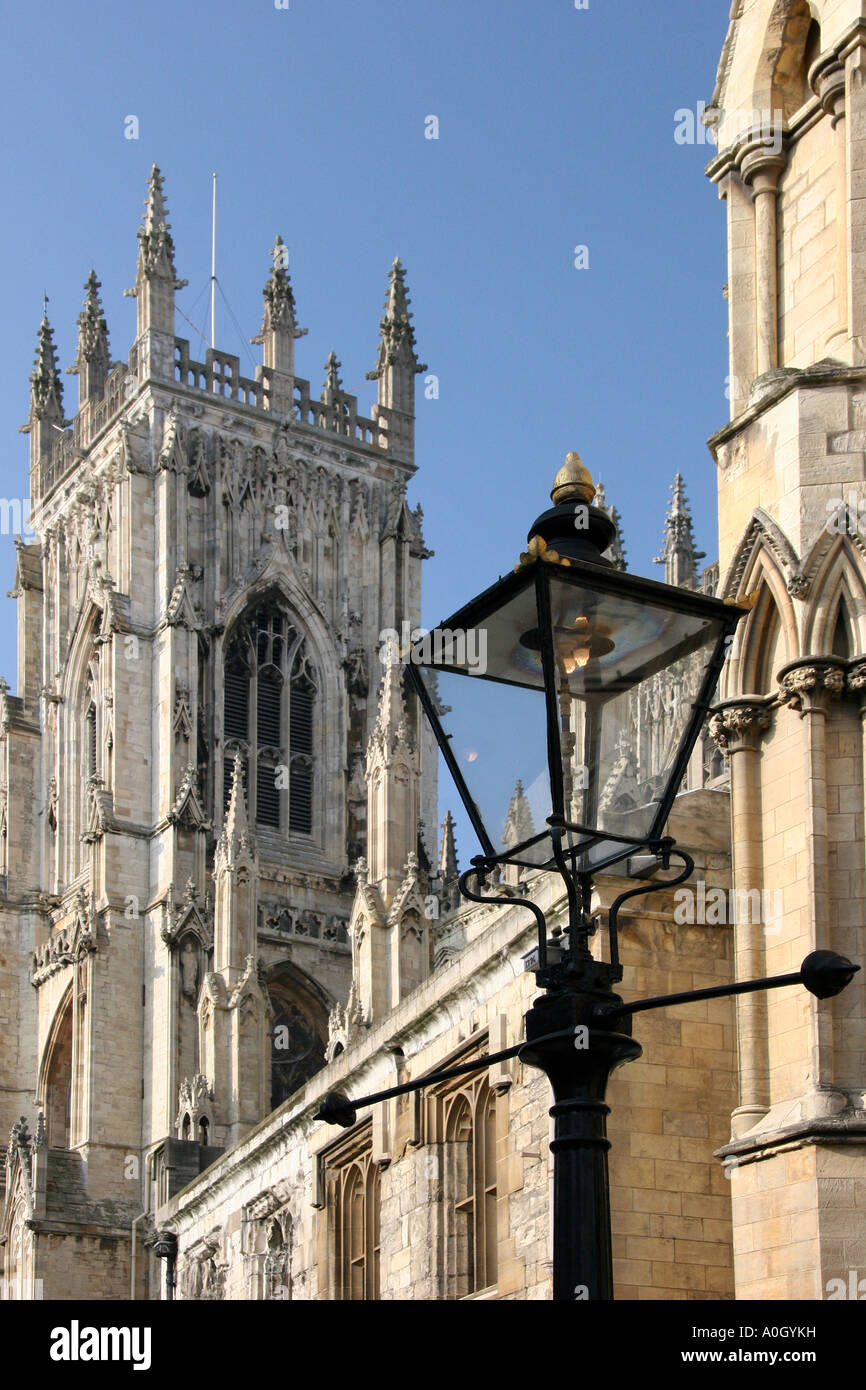 Tour à York Minster avec une lampe à gaz dans l'avant-plan Banque D'Images