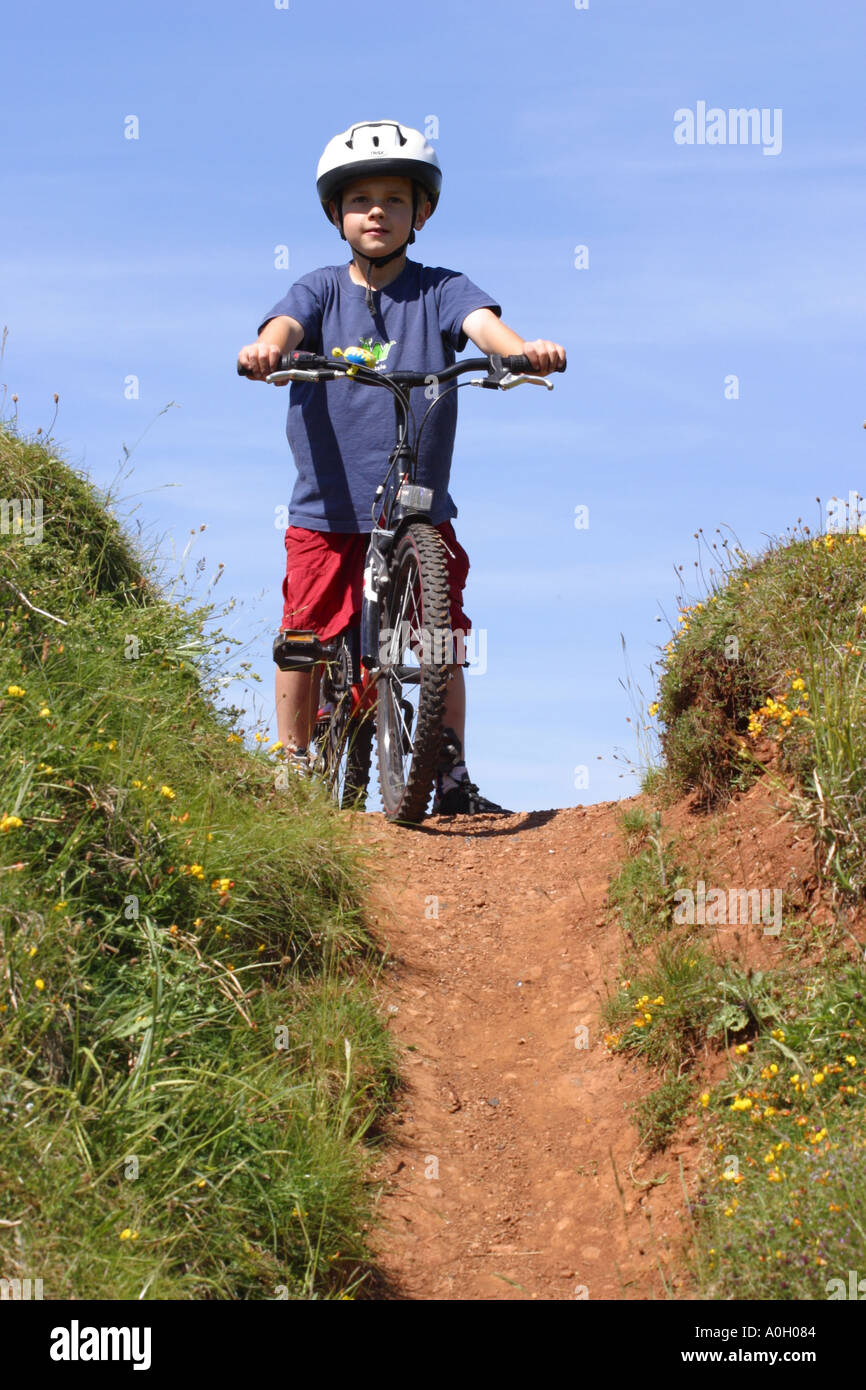 Jeune garçon à propos de cycle BMX chute sur une pente Banque D'Images