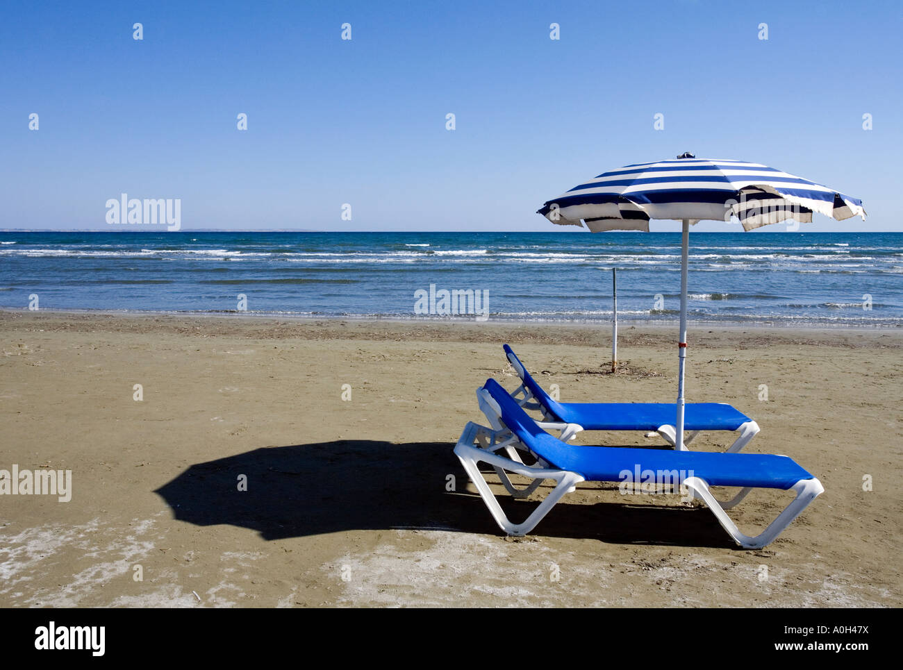 LARNACA PLAGE EN FACE DES BOUTIQUES ET RESTAURANTS CHYPRE Banque D'Images