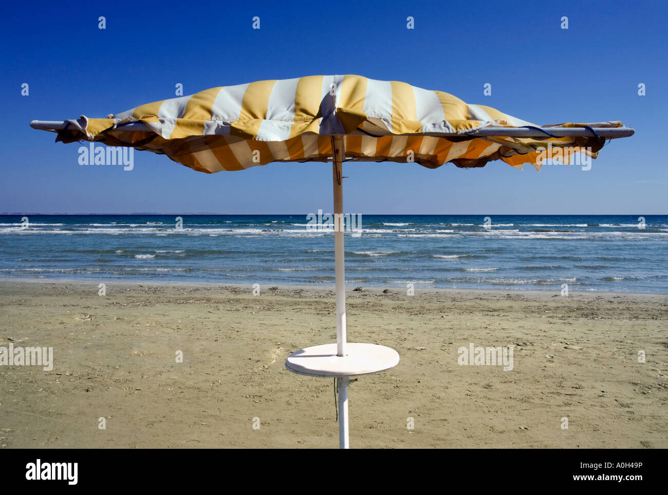 Un seul et même SUR LA PLAGE EN FACE DE LA VILLE DE LARNAKA BOUTIQUES ET RESTAURANTS, CHYPRE Banque D'Images