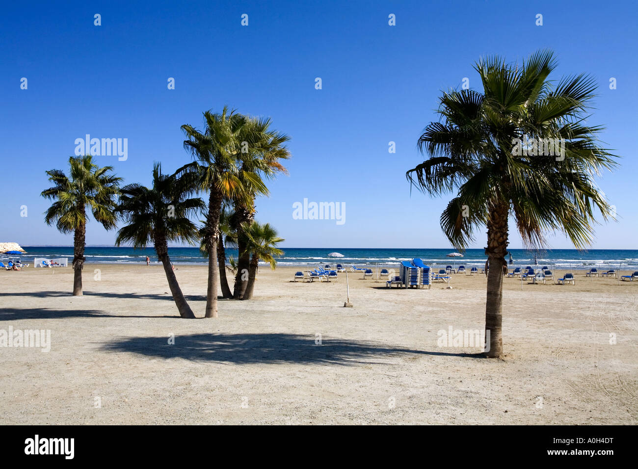 Ville de LARNAKA PLAGE EN FACE DE L'BOUTIQUES ET RESTAURANTS CHYPRE Banque D'Images