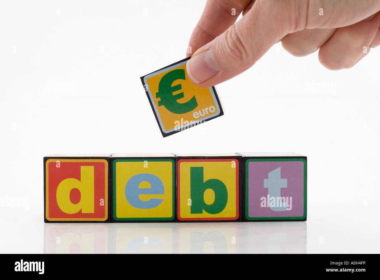 Blocs de construction de jouets avec le mot dette et le symbole de l'euro Banque D'Images