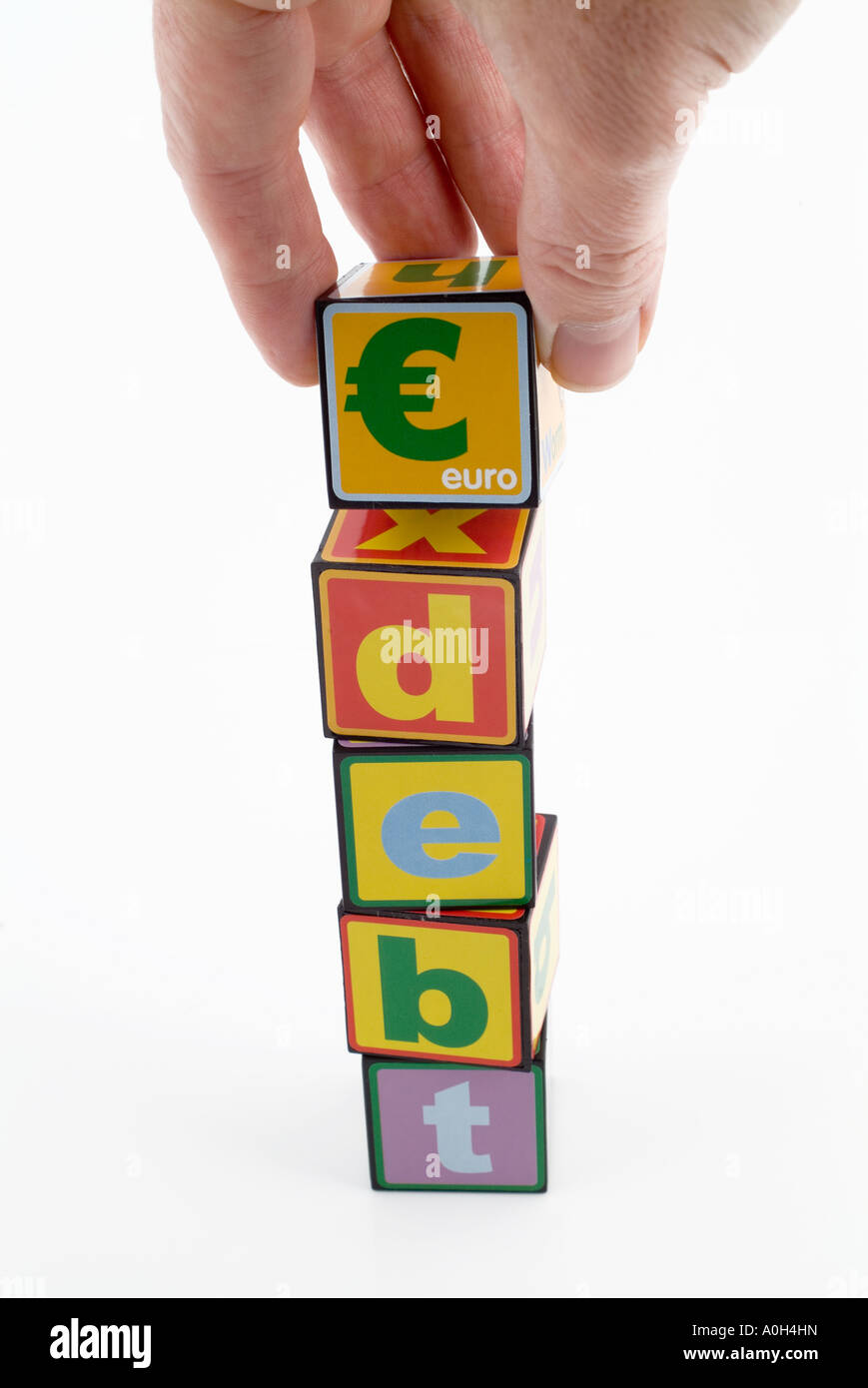 Blocs de construction de jouets avec le mot dette et le symbole de l'euro Banque D'Images
