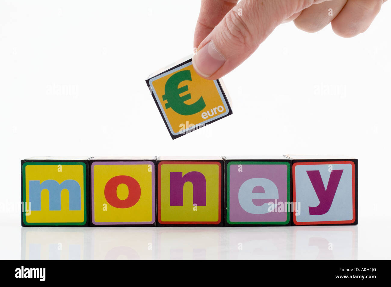 Blocs de construction de jouets avec le mot argent et le symbole de l'euro Banque D'Images
