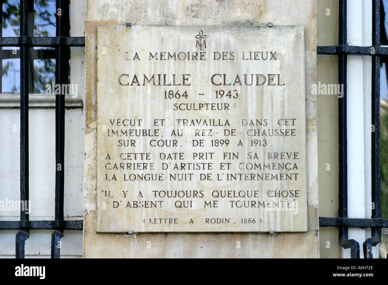 Plaque indiquant l'ancienne résidence de Camille Claudel à 19 quai de Bourbon Ile St Louis Paris France Banque D'Images