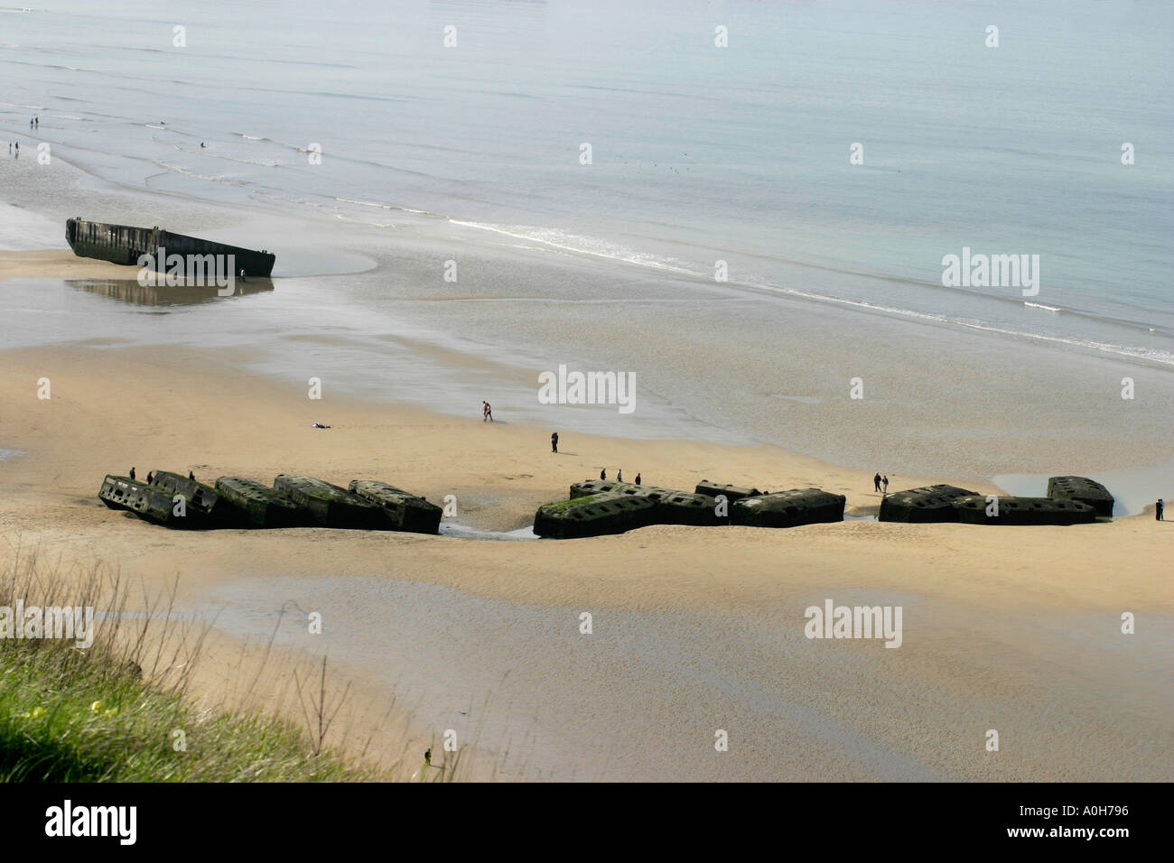 Une partie de la port artificiel Mulberry B créé par les Britanniques à Gold Beach au début du Jour J Normandie France Banque D'Images