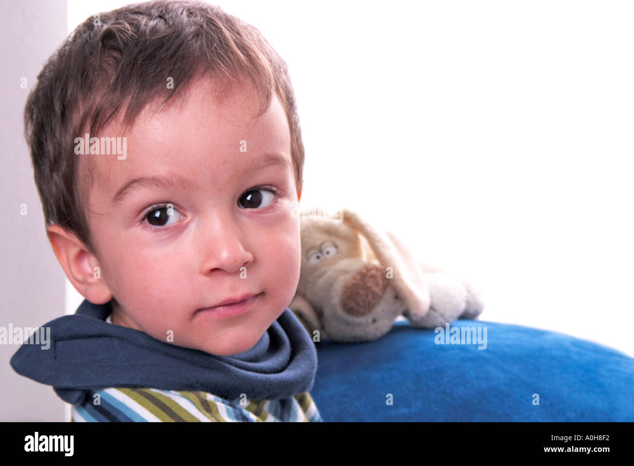 Petit garçon avec fluffy toy Banque D'Images