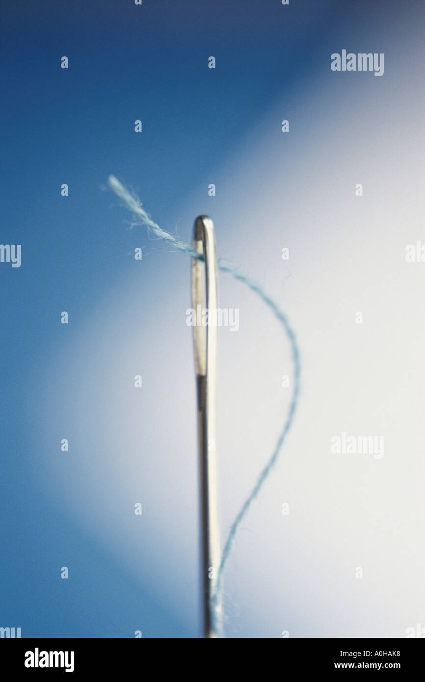 Close-up du fil dans le chas d'une aiguille Banque D'Images