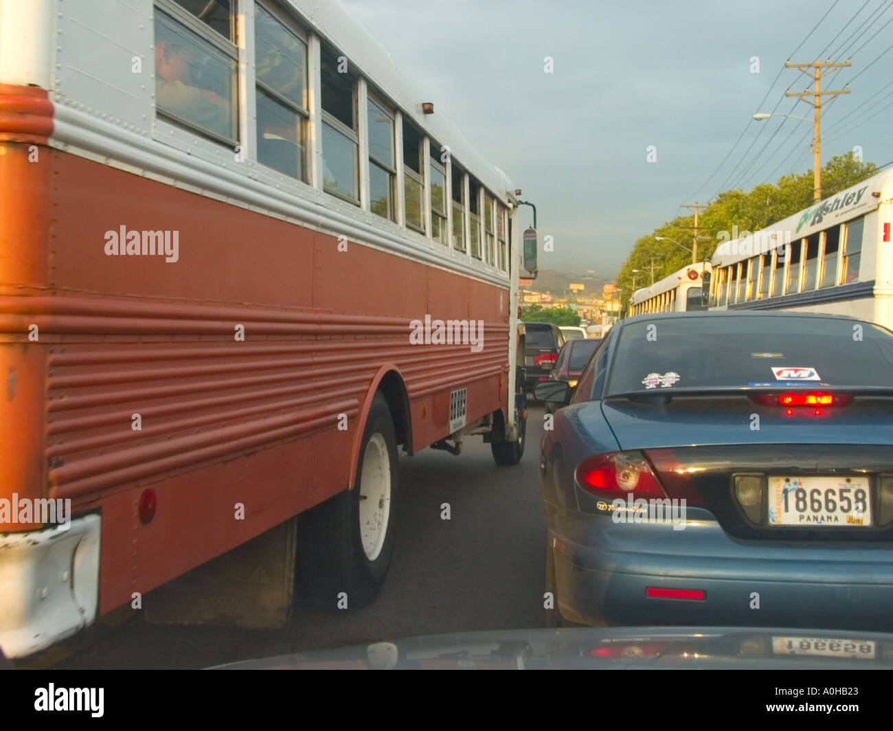 Bus panaméens jette son véhicule dans une autre pour obtenir illégalement le droit de passage . Banque D'Images