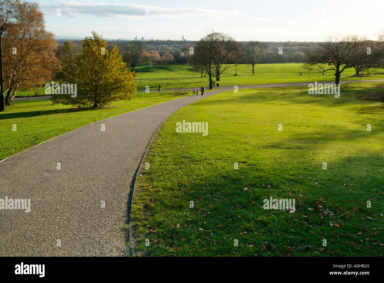Ombre Heaton park Manchester UK Europe la fin de l'été automne long cast jeter angle faible lumière après-midi pelouse path à pied Banque D'Images