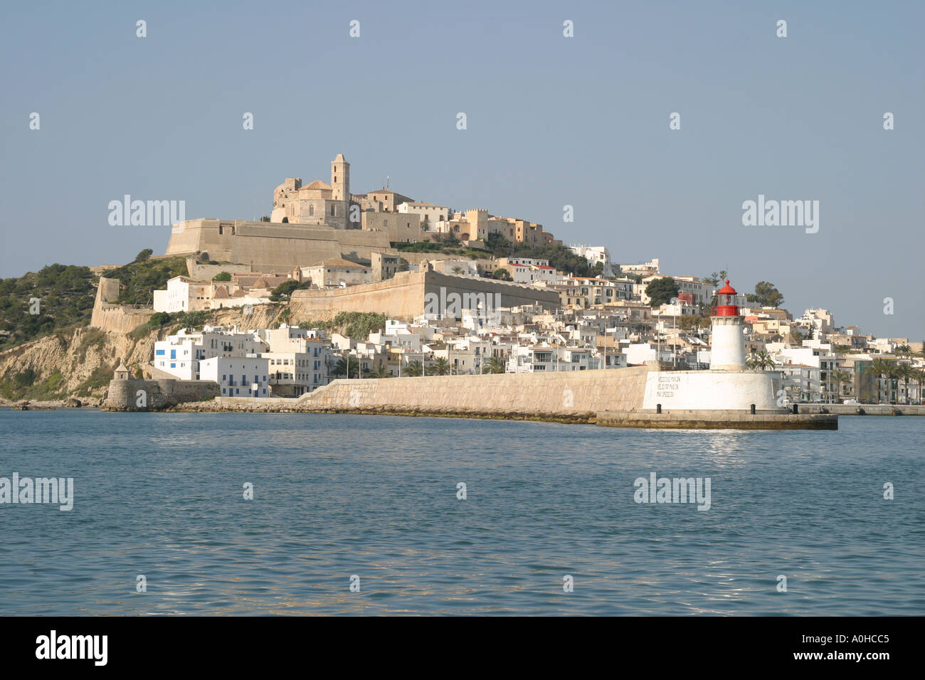 Vue panoramique du port et de la vieille ville d'Eivissa sur l'île d'Ibiza depuis la mer Méditerranée. Banque D'Images