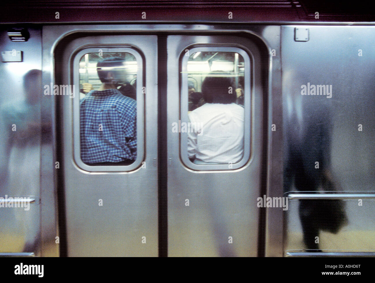 Transports en commun New York City Subway train surpeuplement. Les passagers appuient contre les portes fermées. Métro bondé. Plate-forme de la station. Banque D'Images