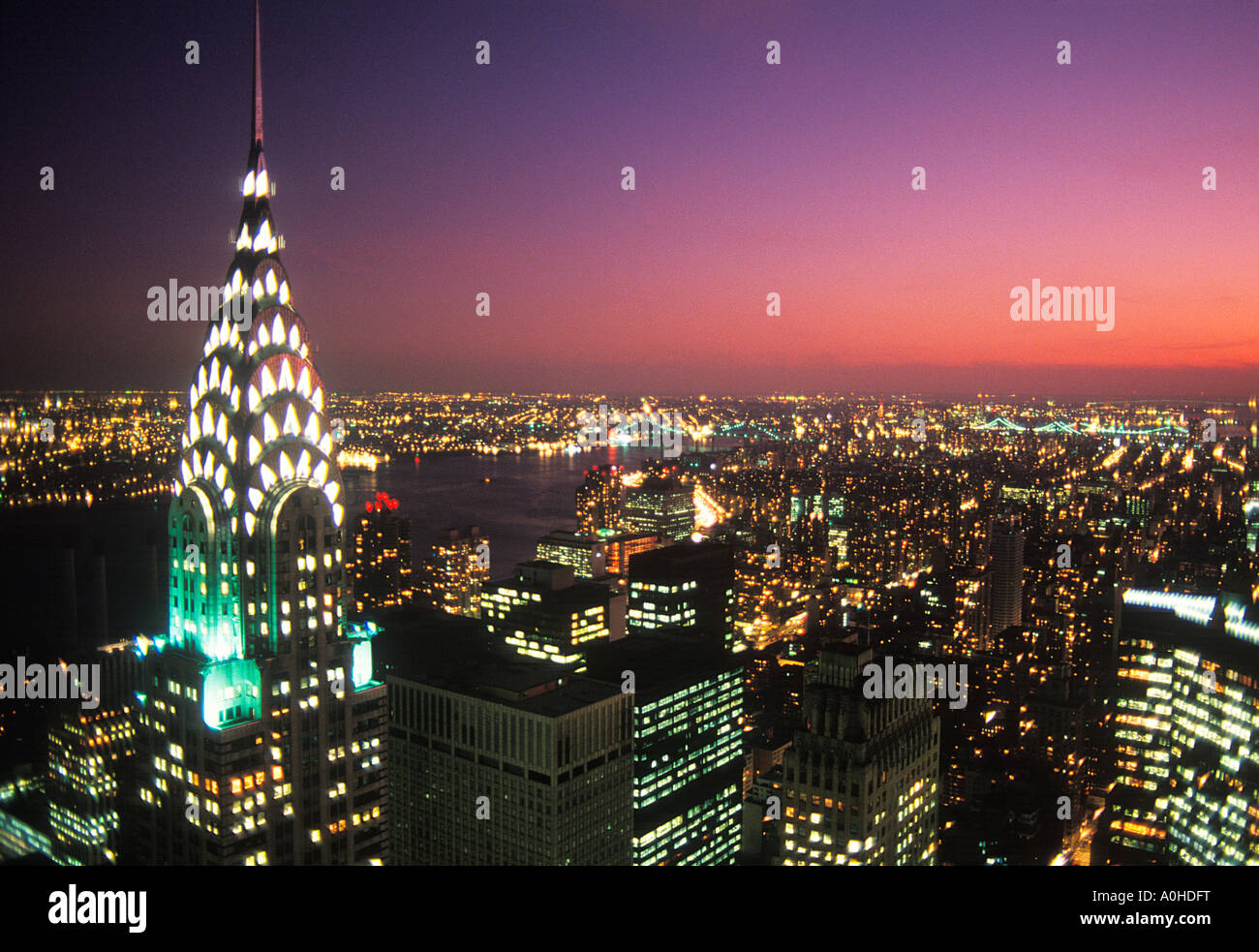 Le gratte-ciel art déco de Chrysler Building par le dessus.New York City illuminée au coucher du soleil.Vue aérienne de Midtown Manhattan, horizon, East River Banque D'Images