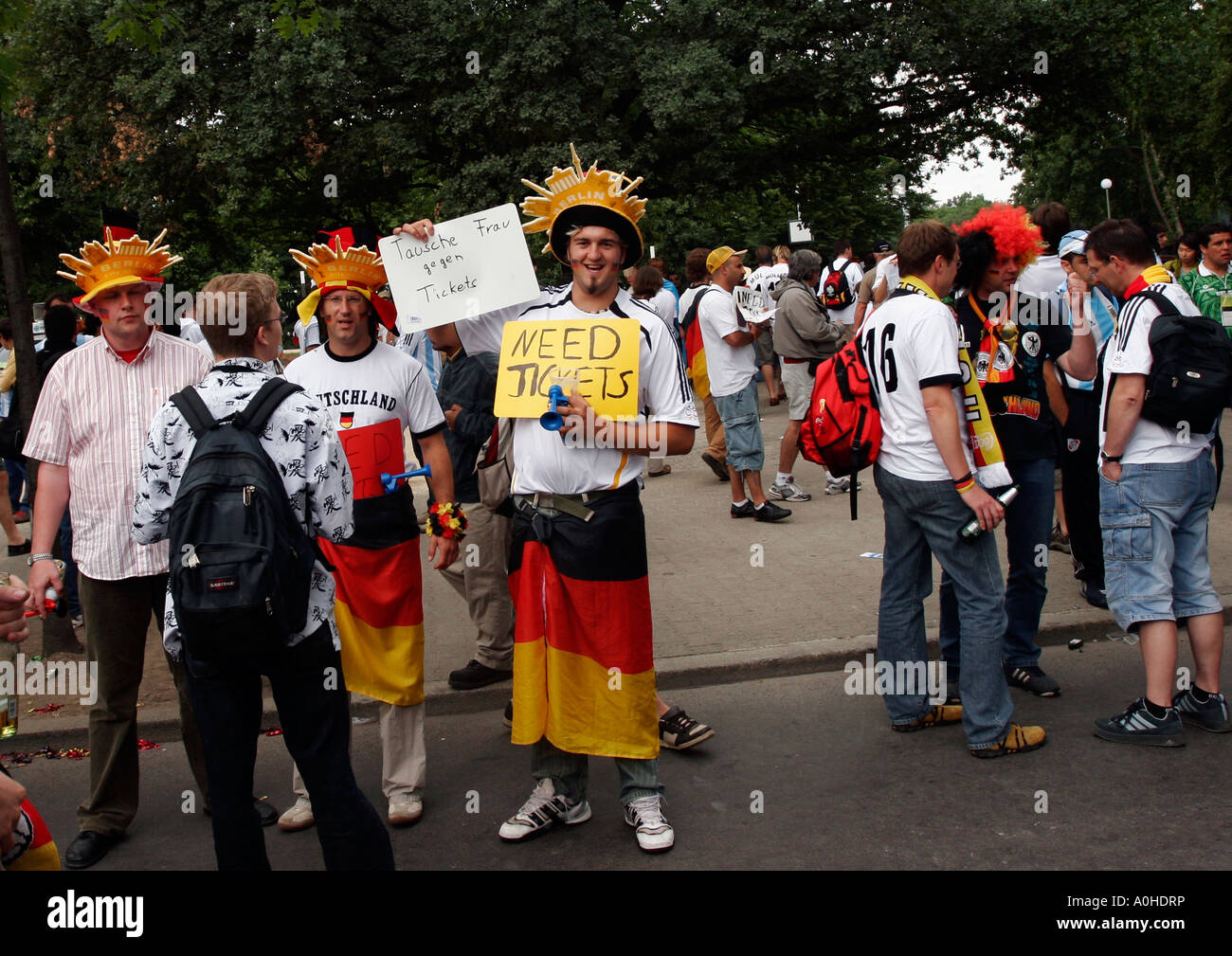 Des fans allemands essayant d'acheter des billets au stade olympique de Berlin à regarder l'Allemagne V L'Argentine en quart de finale de la coupe du monde. Banque D'Images