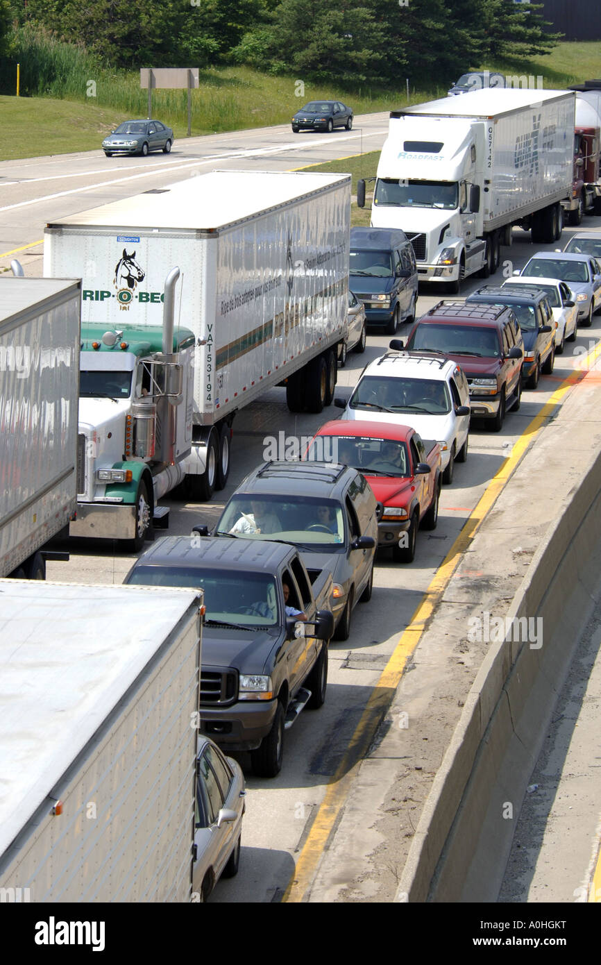 Lignes de produits semi camions et voitures sur une route allant à Michigan aux États-Unis Banque D'Images