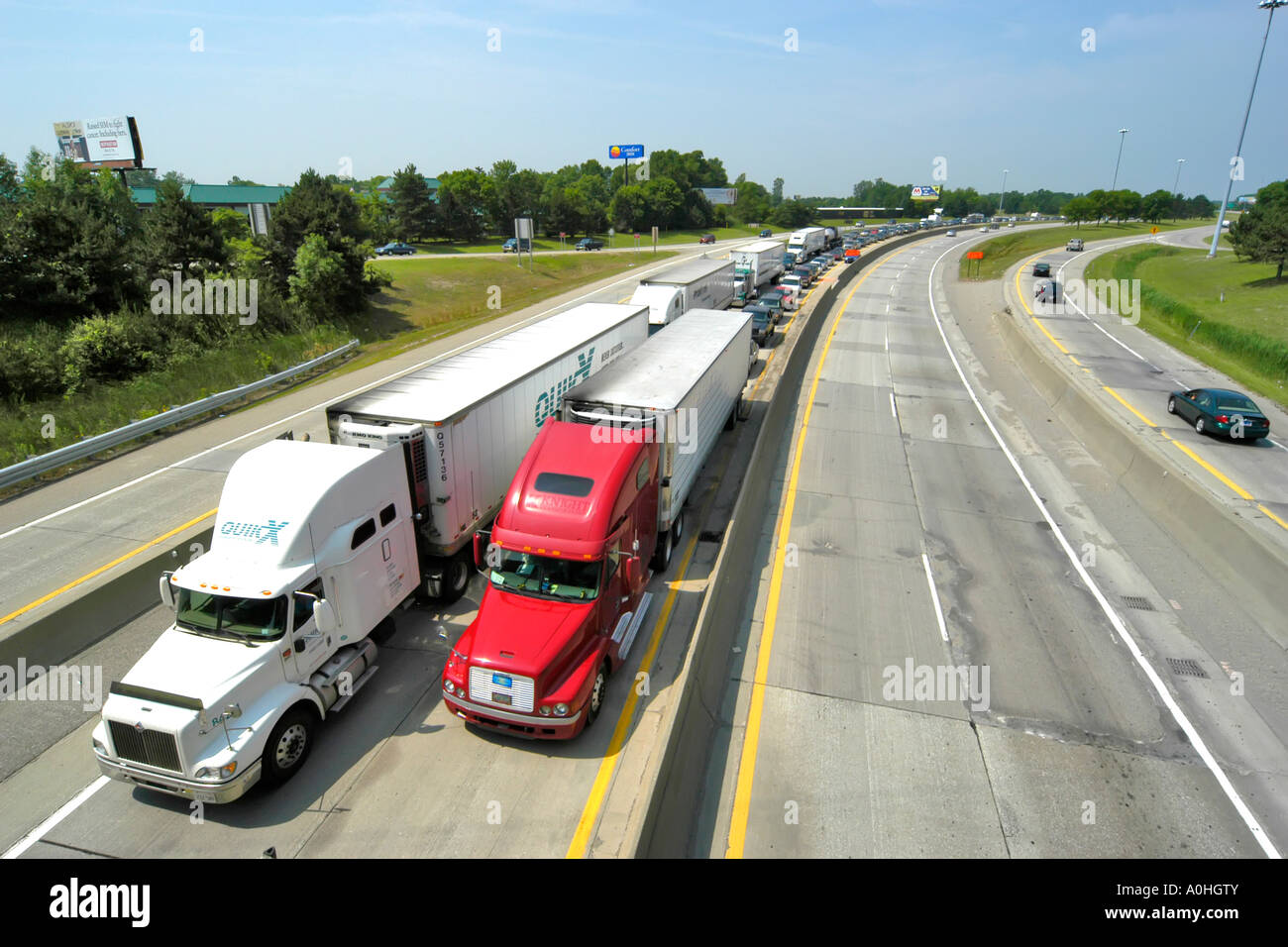 Deux lignes de produits semi camions sur une route allant à Michigan aux États-Unis Banque D'Images