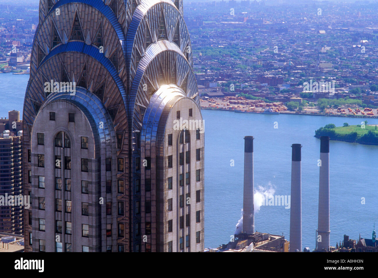 L'extérieur du bâtiment Chrysler ferme la couronne Art déco. Vue aérienne de New York. Midtown Manhattan, New York City, paysage urbain de East River et Queens. Banque D'Images