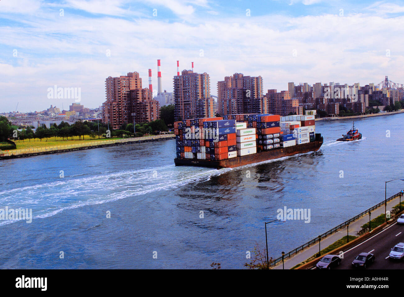New York City, East River, barge pour bateaux à conteneurs, arnaque et bateau à vapeur passant sur East River Drive, (FDR Drive), Queens et Upper East Side Manhattan. Banque D'Images