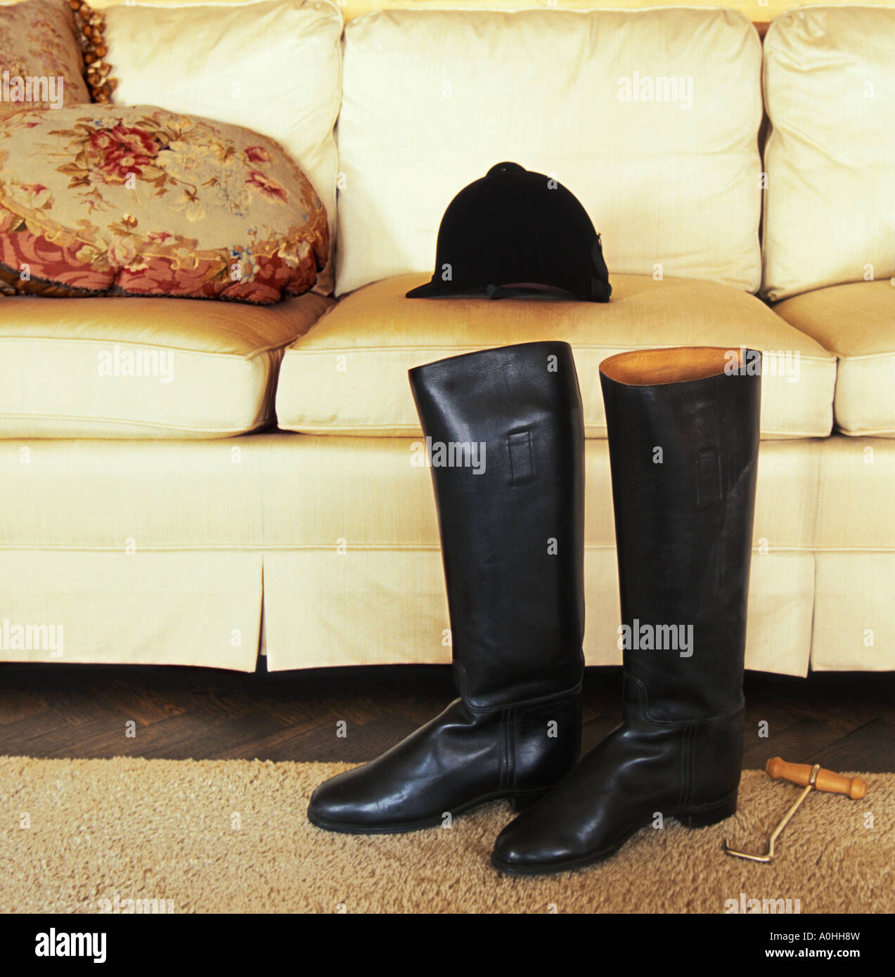 Bottes équestres et casque équestrien velours noir. Vêtements de sport  d'équitation. Canapé ou canapé avec coussins et vêtements de sport Photo  Stock - Alamy