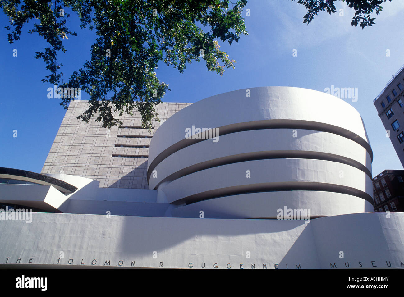 Extérieur du musée Guggenheim. Frank Lloyd Wright architecte. Le bâtiment circulaire Solomon R Guggenheim est un site classé au patrimoine mondial de l'UNESCO. ÉTATS-UNIS Banque D'Images