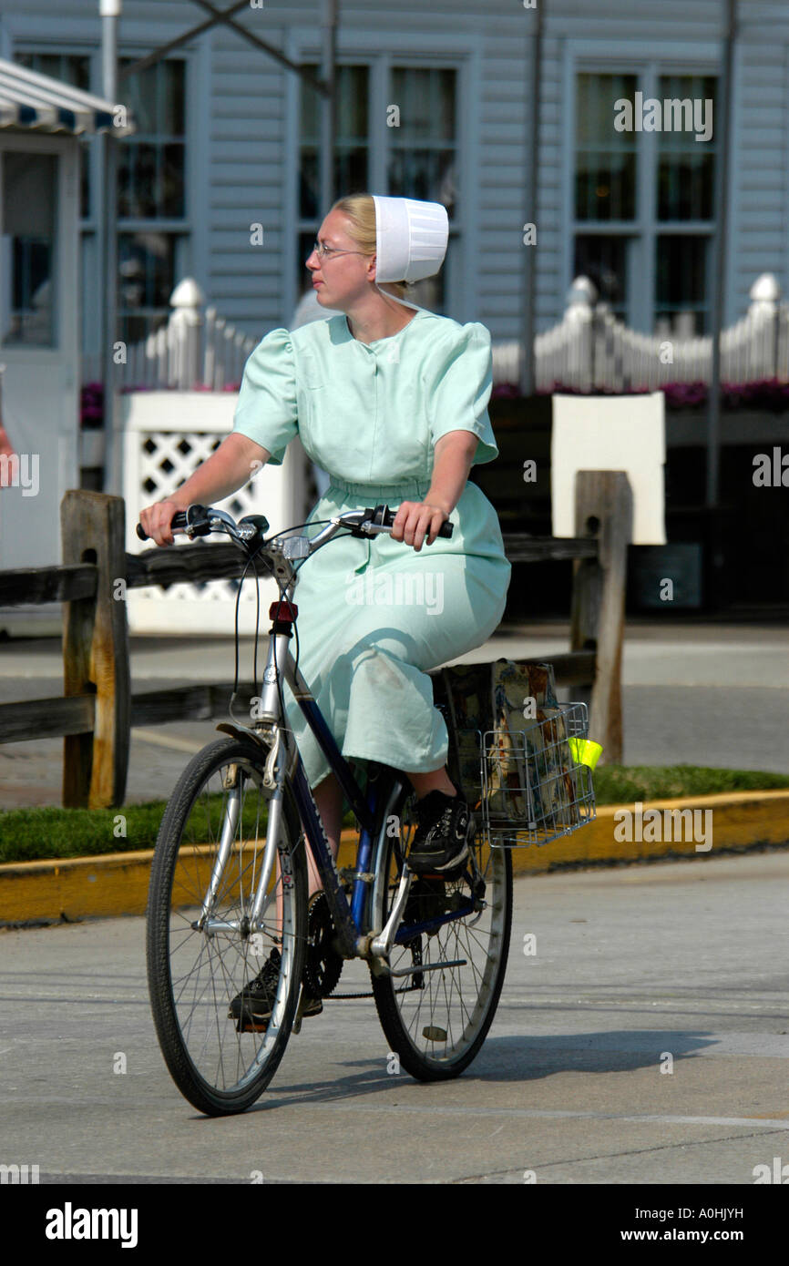 Amish riding bike bicycle Banque de photographies et d’images à haute
