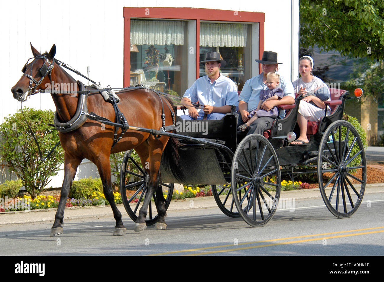 La famille Amish équitation dans un buggy tiré par des chevaux à  Shipshewana, en Indiana Photo Stock - Alamy