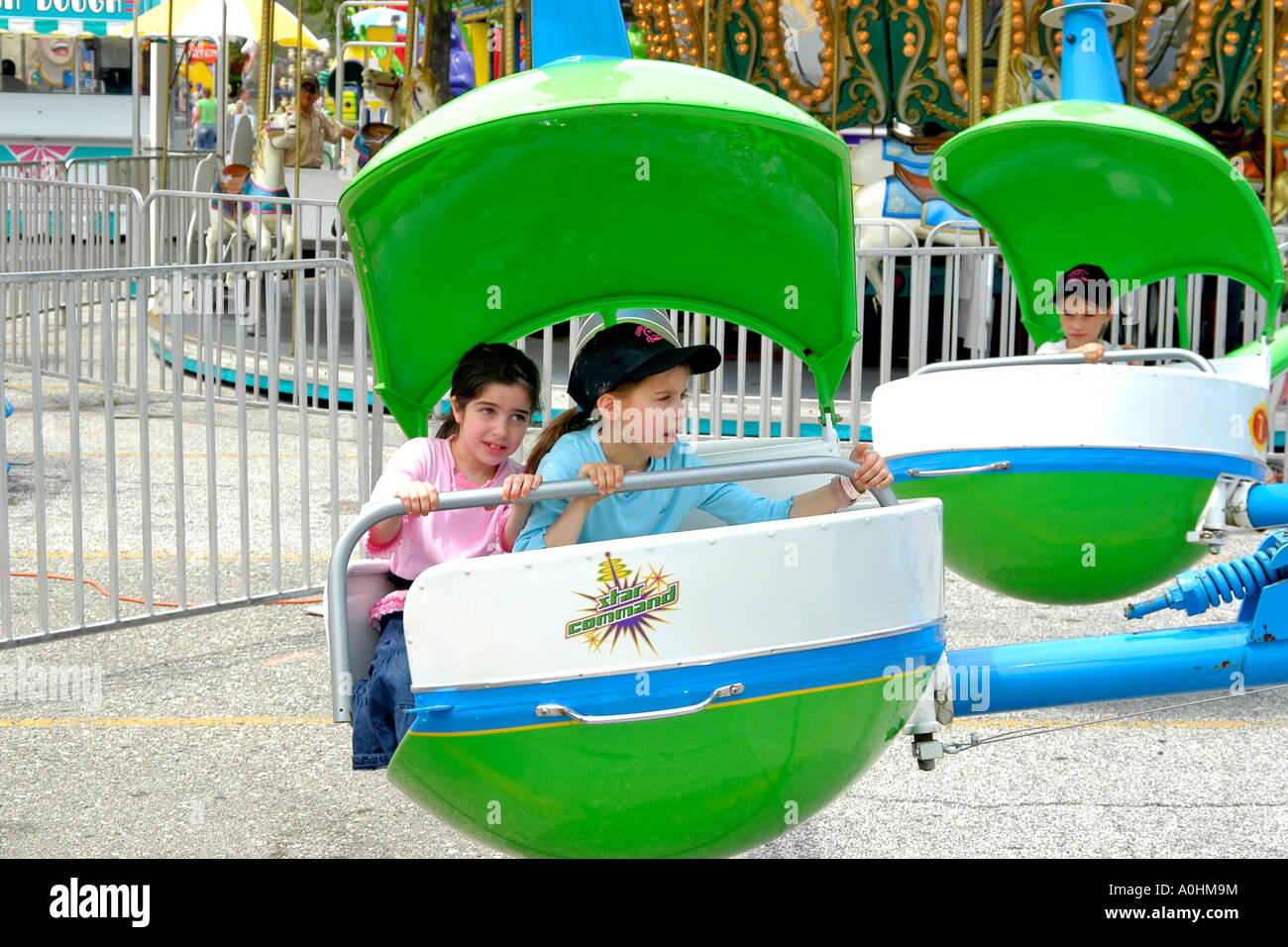 Pre-Teen girl and boy s'amusant sur un tour à l'fairgorund carnival Banque D'Images