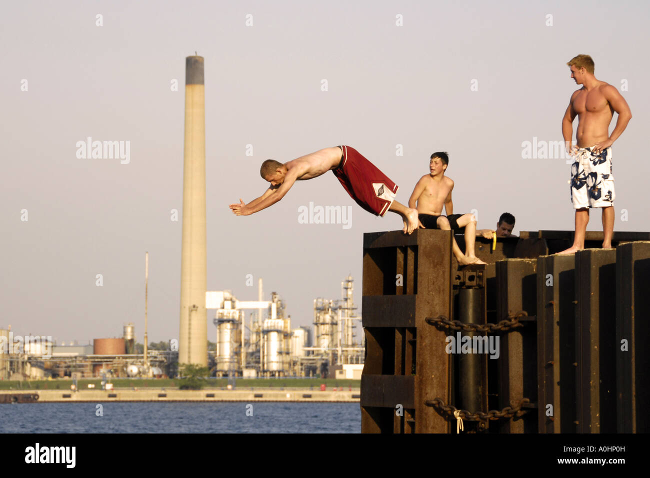 Teenage boy pier de plonger dans la rivière Sainte-Claire à Port Huron, Michigan MI Banque D'Images