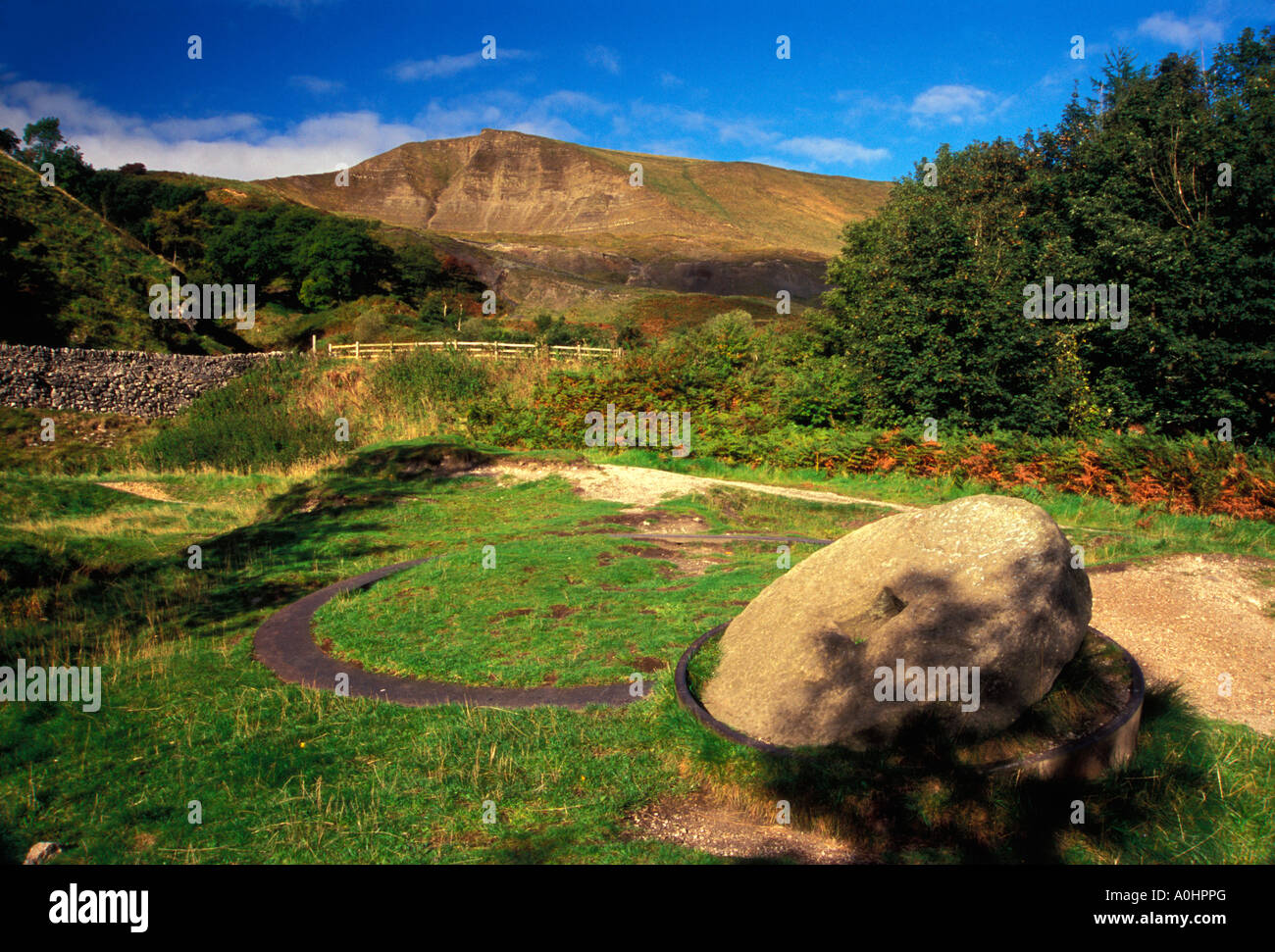 Mam Tor et la roue de broyage désaffectée près de Odin, Castleton, mines, Derbyshire Peak District National Park, Angleterre, Royaume-Uni. Banque D'Images