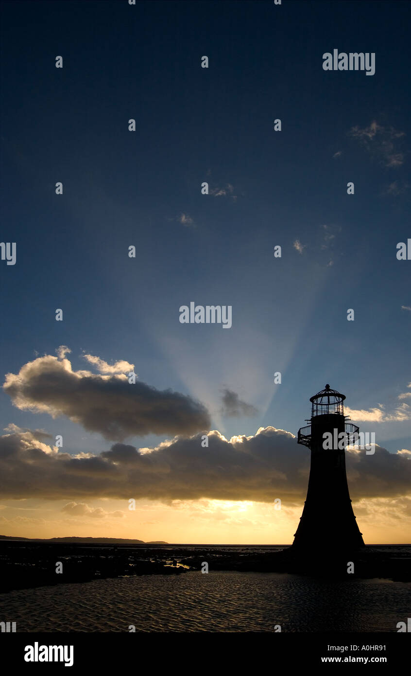 Phare de Whitford point à marée basse sur la péninsule de Gower, pays de Galles du Sud, Royaume-Uni Banque D'Images