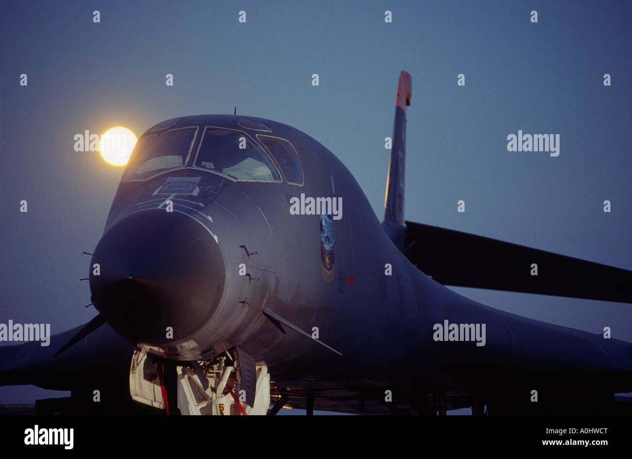 Rockwell B-1B Lancer sur le sol par moonlight Banque D'Images