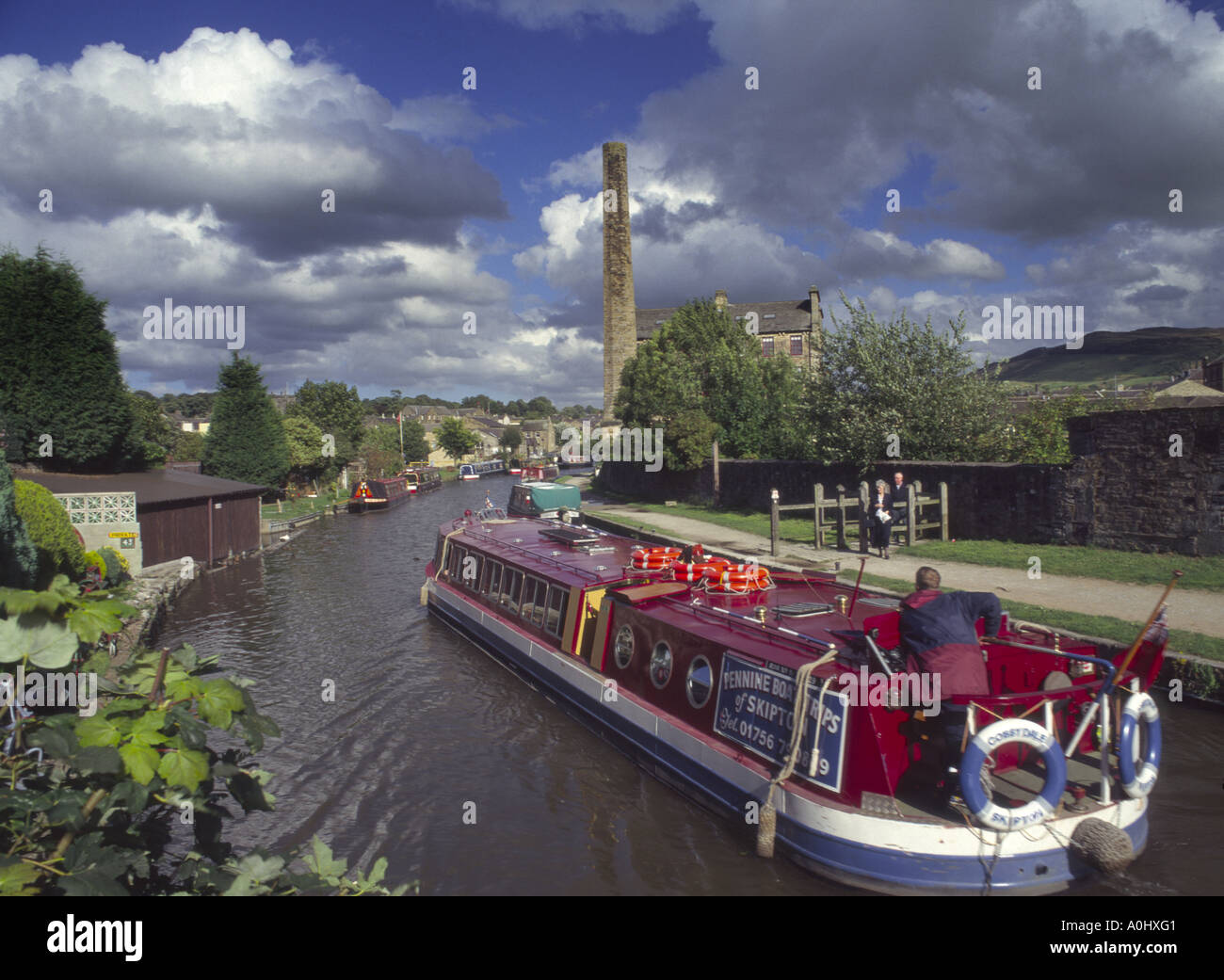 Leeds Liverpool Canal traversant Skipton North Yorkshire Angleterre avec tour longboat Banque D'Images