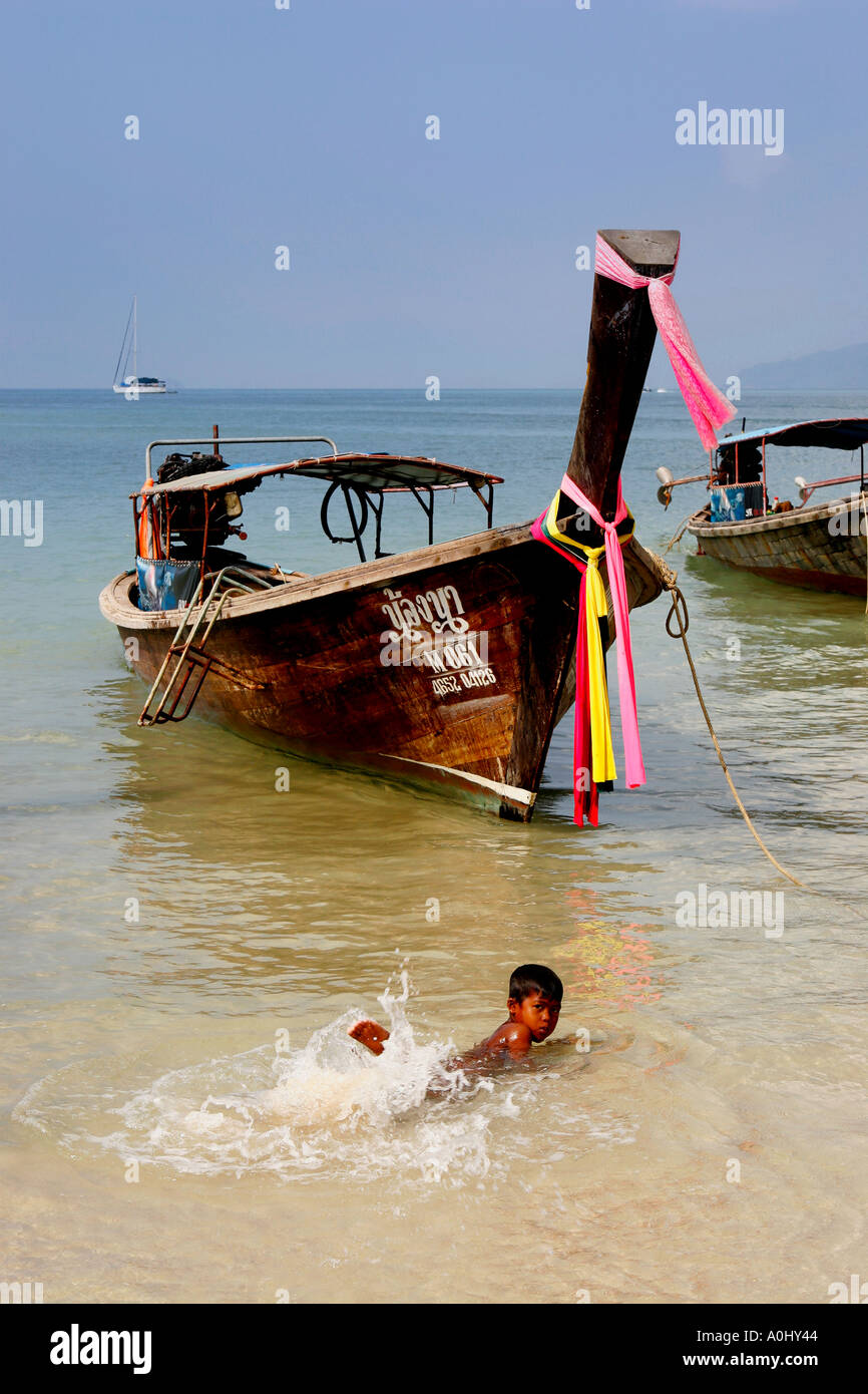 THA Thaïlande Krabi Railay beach long tail boats Garçon jouant dans l'eau  Photo Stock - Alamy