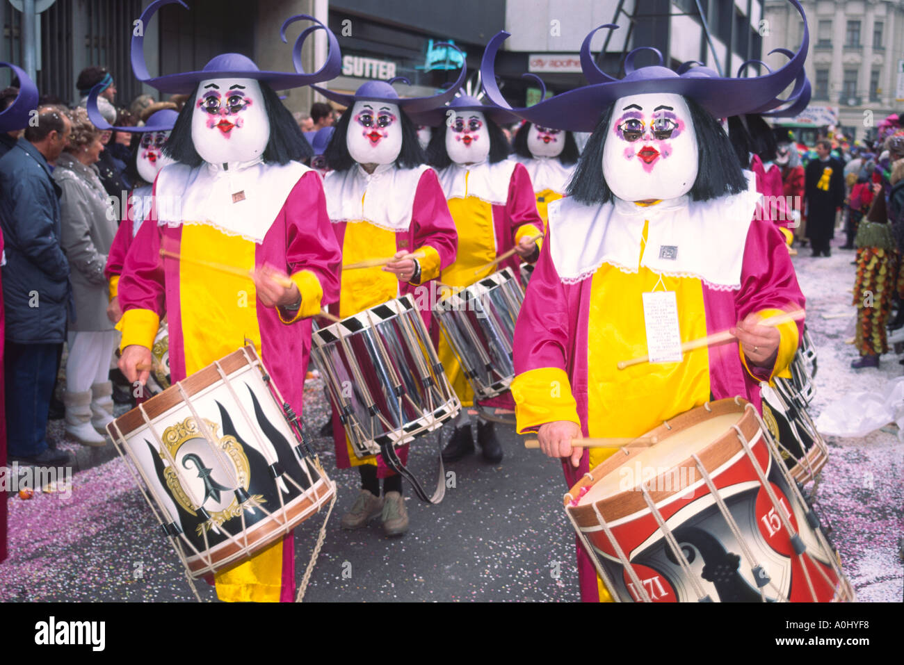 Carnaval de Bâle Suisse Fastnacht joueurs de flûte en costumes dans défilé traditionnel Banque D'Images