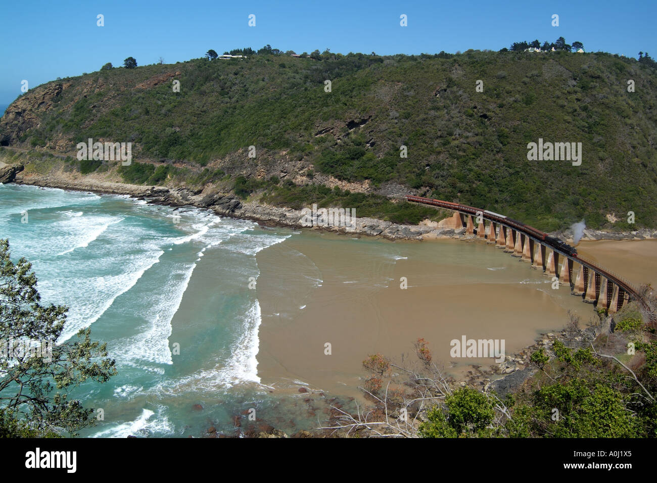 L'Outeniqua Choo Tjoe train à vapeur sur la rivière Kaaimans Bouche Bridge près de Wilderness Western Cape Afrique du Sud RSA Banque D'Images