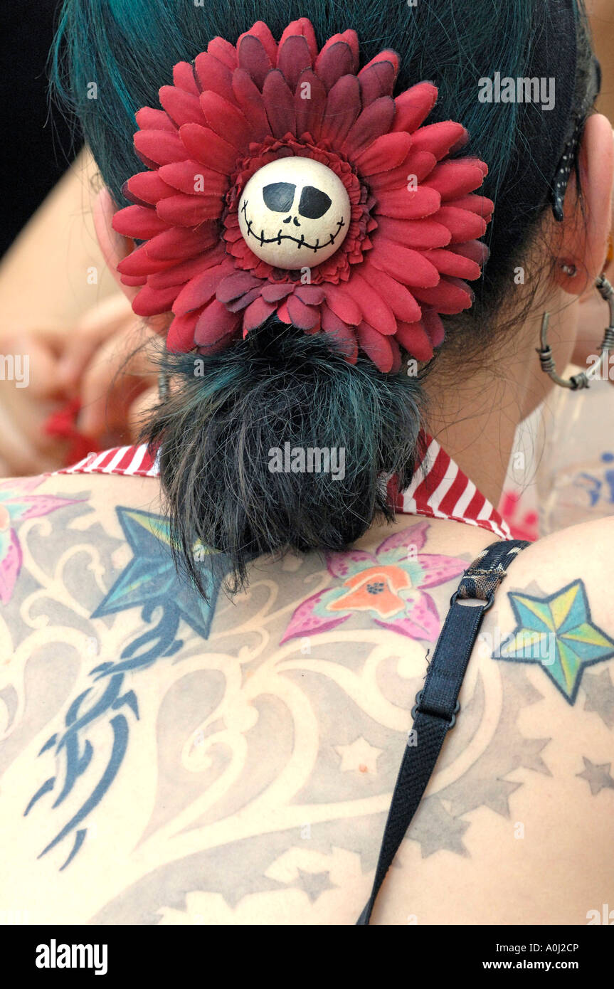 Punk avec tatouage coloré sur son dos. Barrette avec crâne Banque D'Images